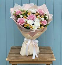 Букет цветов из:  Гвоздики, Орхидеи и Розы #REPLACE_PRED# Беломорске