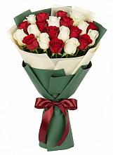 Букет Микс из красных и белых роз в Беломорске