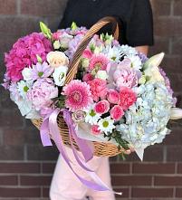 Цветочная композиция из Розы, Хризантемы, Пионы и Лизиантусы в корзине в Беломорске