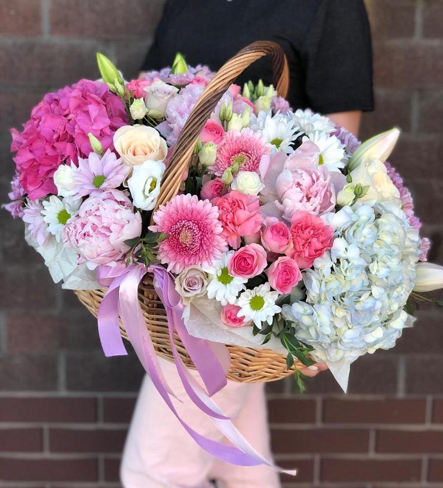 Цветочная композиция из Розы, Хризантемы, Пионы и Лизиантусы в корзине в Беломорске