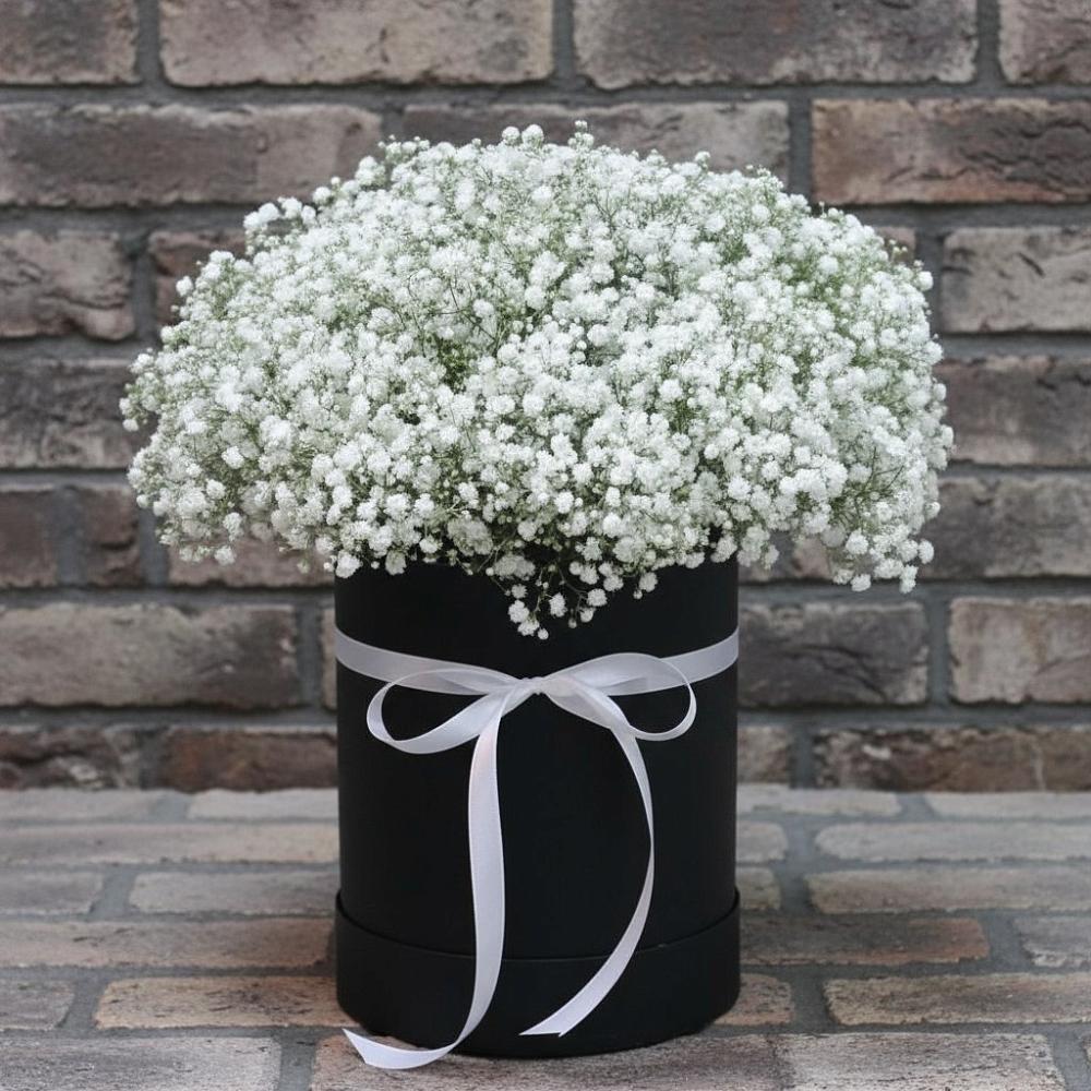 Цветочная композиция из Гипсофила в шляпной коробке в Беломорске