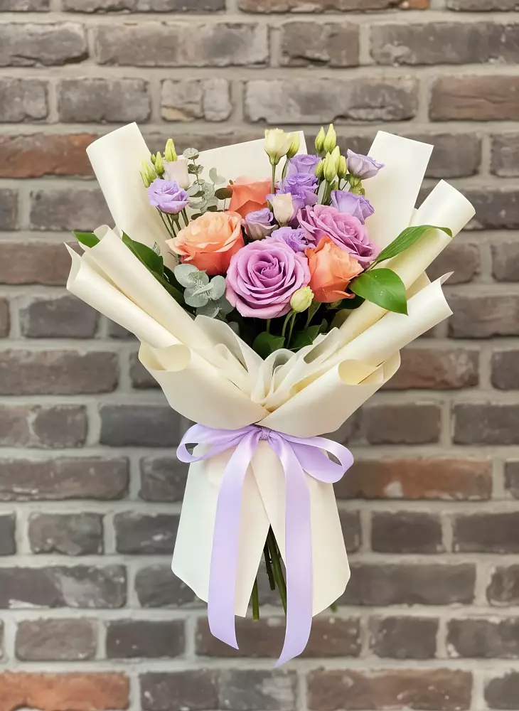 Букет цветов из: Лизиантусы и Розы в Беломорске