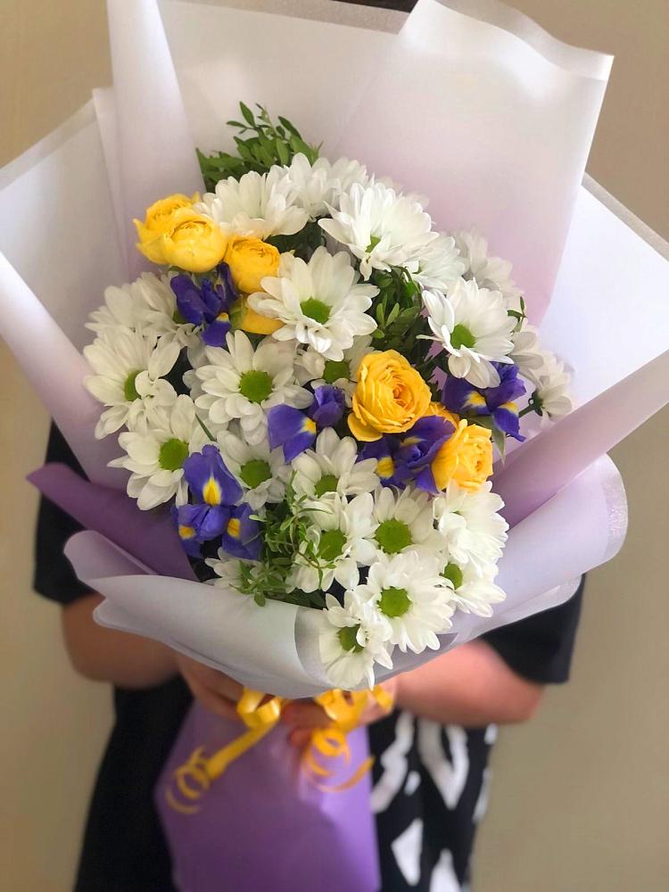 Букет цветов из: Ирисы, Хризантемы и Розы в Беломорске