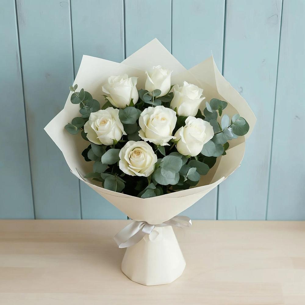 Букет Белые розы в Эвкалипте в Беломорске