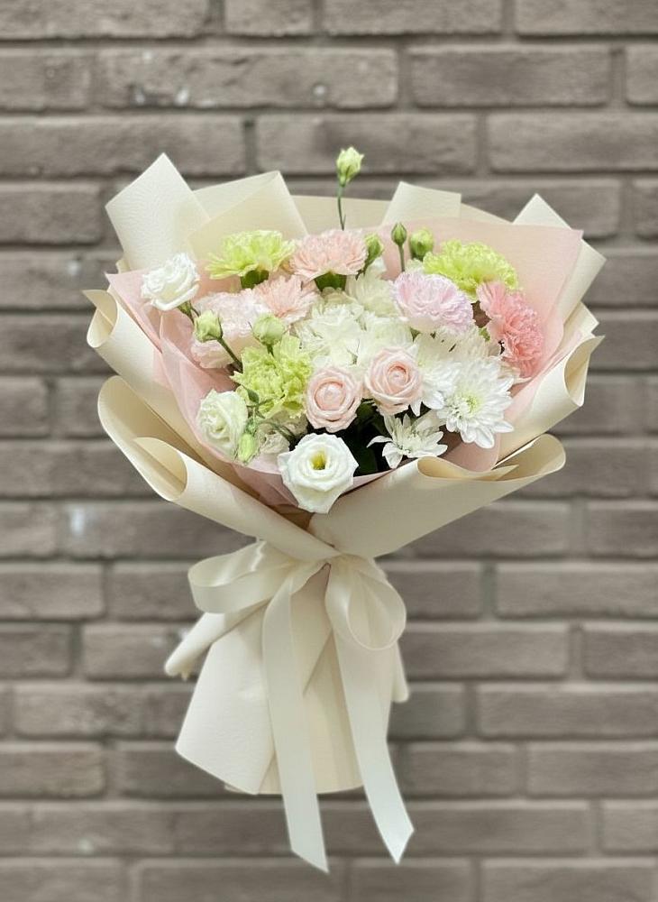 Букет цветов из: Гвоздики, Розы, Лизиантусы и Хризантемы в Беломорске