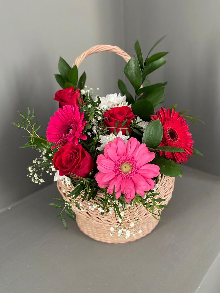 Цветочная композиция из Розы, Хризантемы и Герберы в корзине в Беломорске