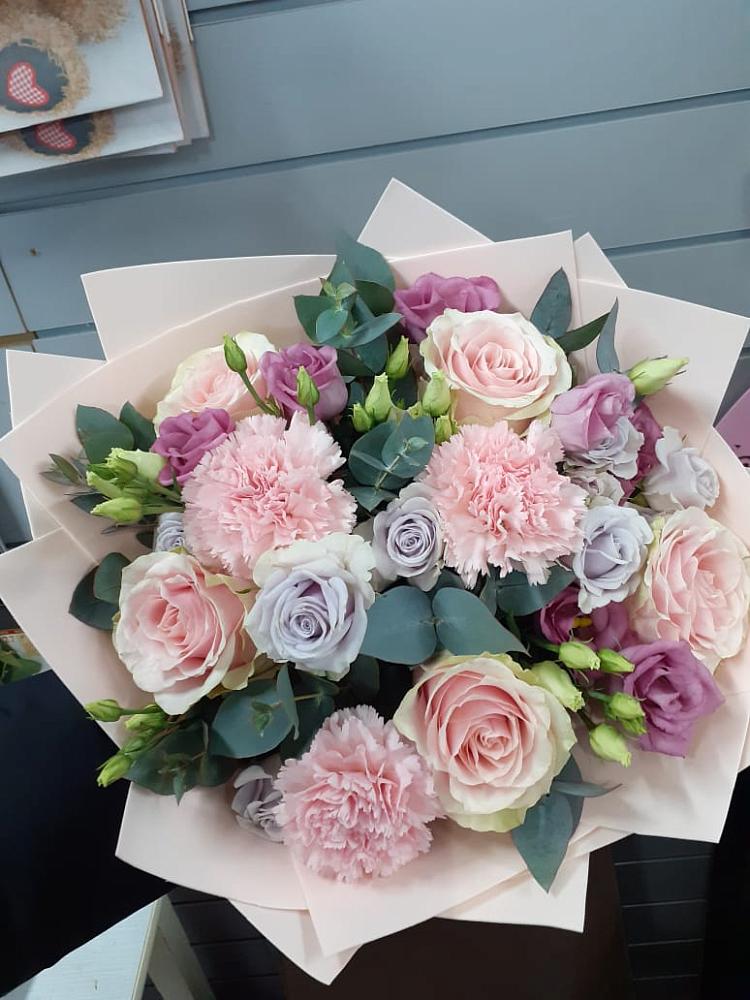 Букет цветов из: Розы, Гвоздики и Лизиантусы в Беломорске