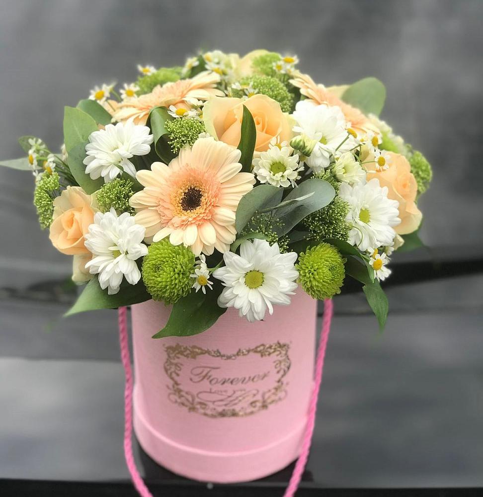 Цветочная композиция из Розы, Герберы и Хризантемы в шляпной коробке в Беломорске